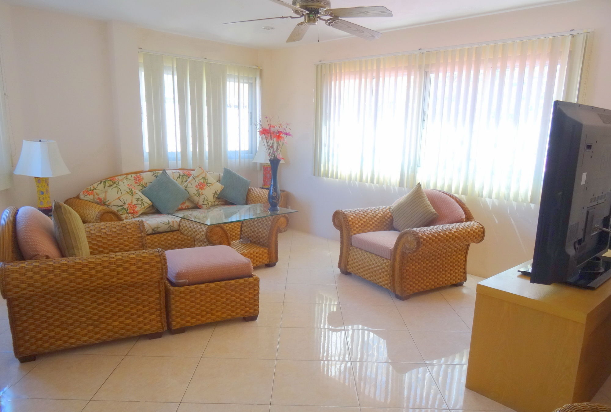 Butterfly Garden Boutique Residence By Luxury View Ex Lg Apts And Villas, A Lifestyle Destination 1 To 3 Bedroom Units 110 To 190 Sqmtr, 2 Full Bathrooms, Rain Shower, Complete Kitchen, Free Fast Fiber Wifi, 55" Smart Tvs, 24-7 Staff, Spa Bath, Free Pattaya Exterior foto